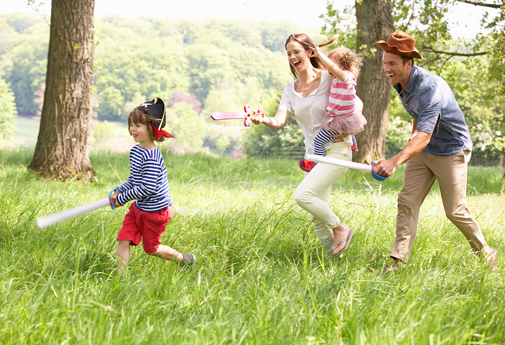 Il modo migliore per incoraggiare i bambini a giocare all'aperto è probabilmente quello di dare l'esempio