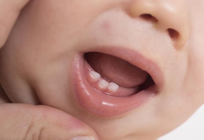 शिशुओं के दाँत आने के 9 आम लक्षण