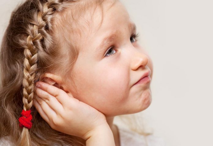 बच्चों में कान का दर्द – कारण, लक्षण और उपचार