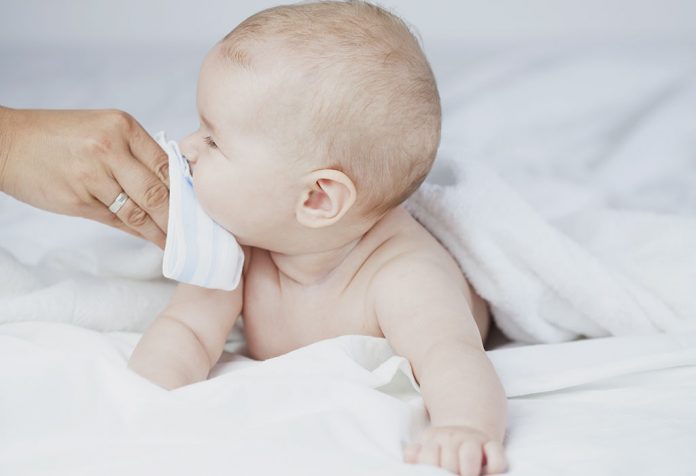 शिशुओं में एसिड रिफ्लक्स (दूध उलटना): 10 प्राकृतिक घरेलु उपचार