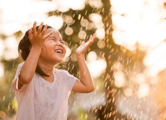 अपने बच्चे को खुशहाल कैसे बनाएं – 10 टिप्स अपने बच्चे को खुशहाल कैसे बनाएं - 10 टिप्स