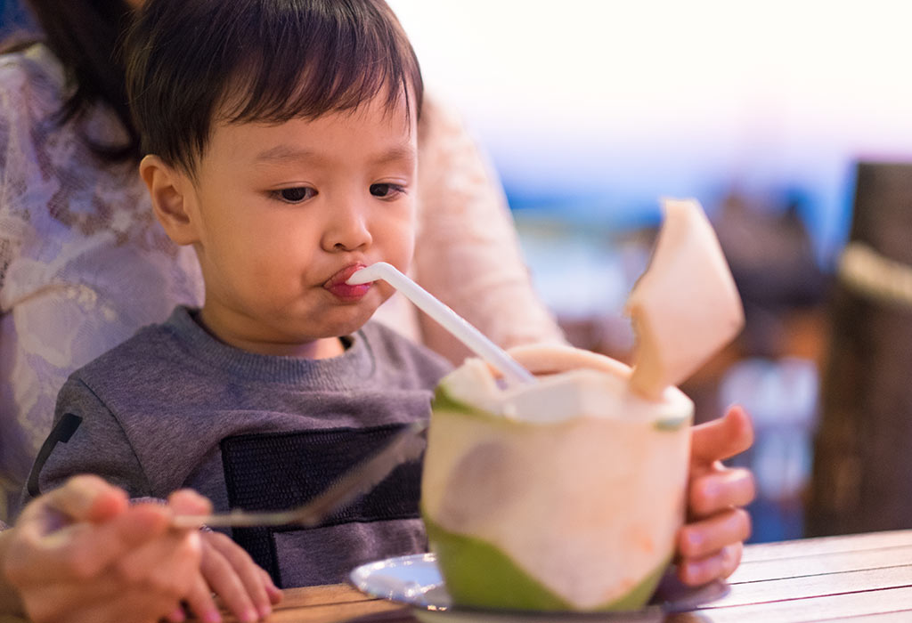 dziecko pije wodę kokosową