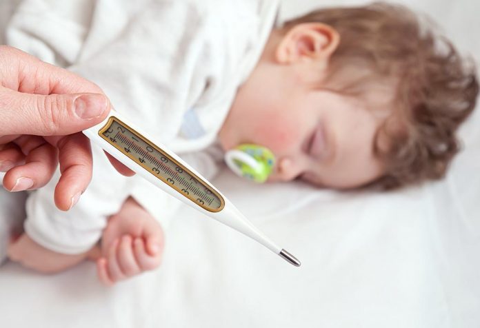 बच्चे के बुखार के लिए ८ प्रभावी घरेलू उपचार