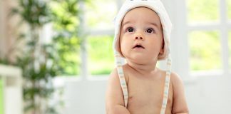 बच्चों को खुद से सीधा बैठने में कैसे मदद करें