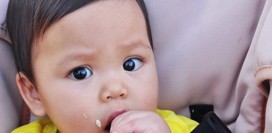 क्या शिशुओं को खीरा या ककड़ी देना सुरक्षित है? A baby eating a cucumber