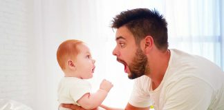 छोटे बच्चे आई कॉन्टैक्ट कब बनाते हैं और पेरेंट्स उन्हें कैसे प्रोत्साहित कर सकते हैं?