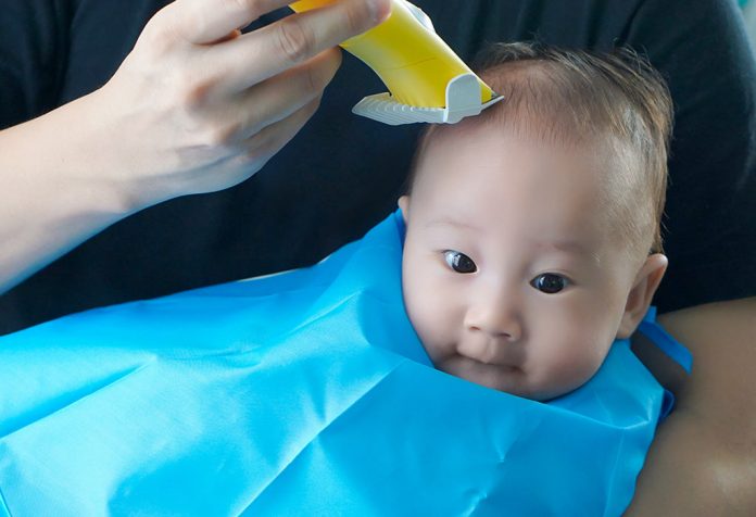 बचच क सर क बल कब और कस मडवए  When and How to Shave Babys  Head in Hindi