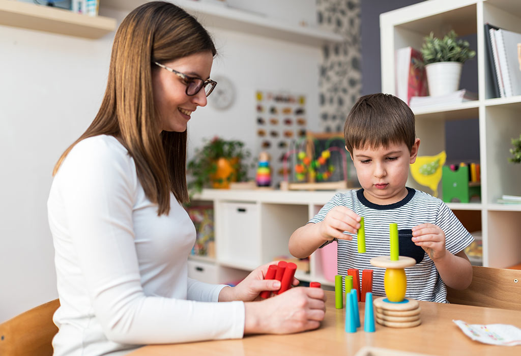 Una mamma che incoraggia suo figlio