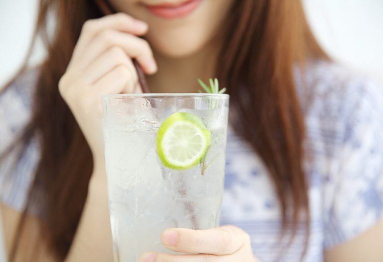 9 Health Benefits of Drinking Lemon Water While Breastfeeding