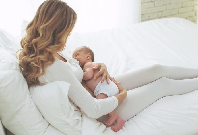 नवजात शिशु को स्तनपान कराने के 10 जरूरी टिप्स