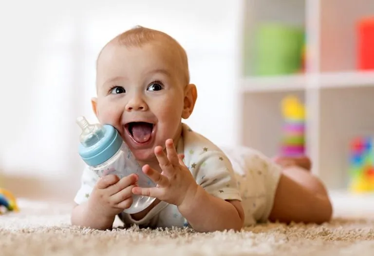 When Do Babies Hold Their Own Bottle? Age & Tips to Help