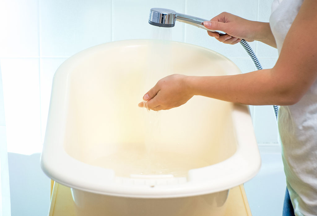 Mujer comprobando la temperatura del agua del baño