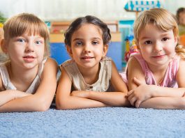 बच्चों के लिए डे केयर सेंटर – फायदे और नुकसान बच्चों के लिए डे केयर सेंटर - फायदे और नुकसान