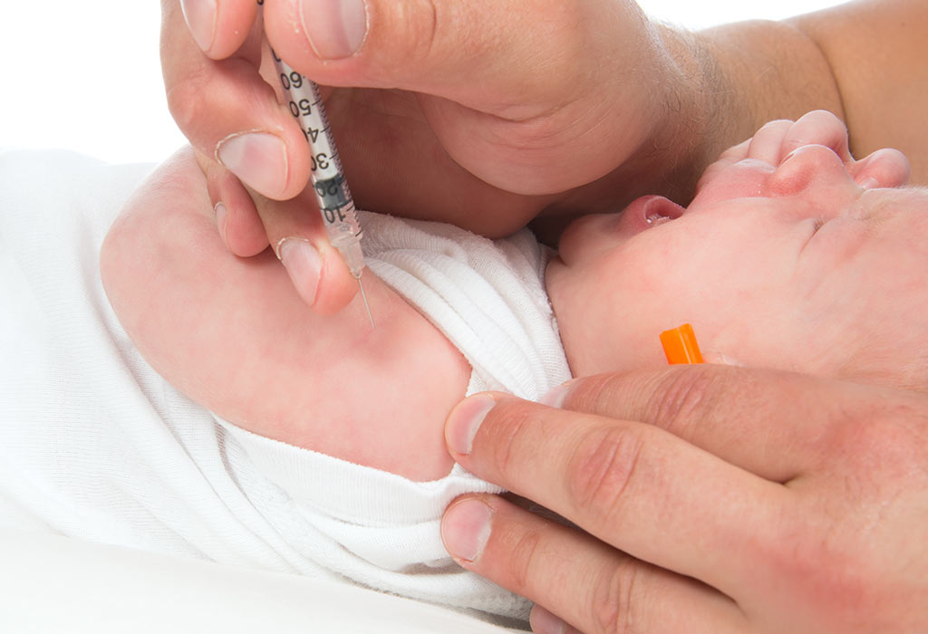 बच्चे को सभी आवश्यक टीके लगवाएं