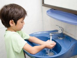 बच्चों का हाथ धोना – महत्व और सही तरीका बच्चों का हाथ धोना - महत्व और सही तरीका