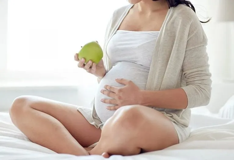 Eating Green Apples During Pregnancy: Benefits and Side-effects