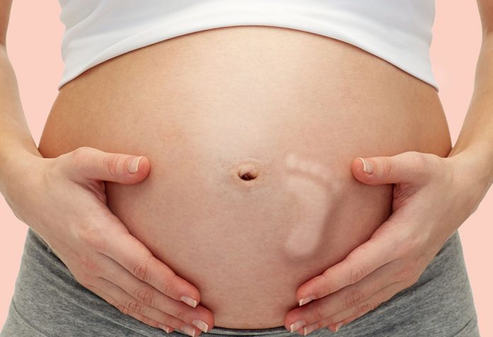 फीटल किक काउंट - गर्भ में बच्चे के मूवमेंट्स गिनना और इसका महत्व