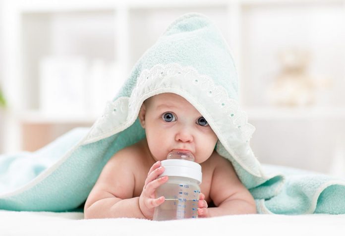 बोतल वीनिंग: बच्चे से दूध की बोतल छुड़ाने के टिप्स