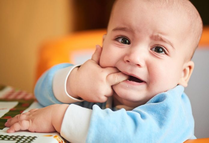टीथिंग बेबी या दाँत निकलते समय बच्चों को सुलाने के 7 टिप्स और अन्य जानकारियां