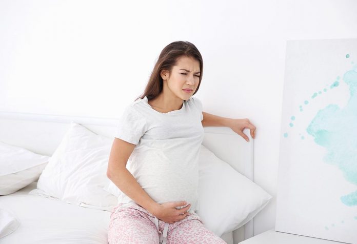 गर्भावस्था में पानी की थैली फटने के 9 संकेत और लक्षण