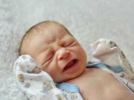 बेबी का नींद में रोना – कारण और शांत करने के तरीके बेबी का नींद में रोना - कारण और शांत करने के तरीके