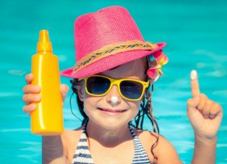10 টি সাধারণ সানস্ক্রীন উপকরণ যা আপনার শিশুর ক্ষতি করতে পারে