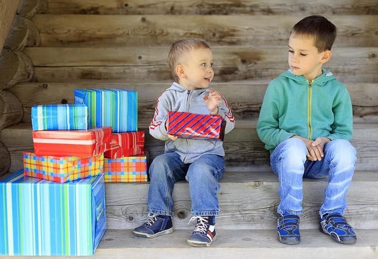 Jealousy in Children - Causes and Tips to Deal with It