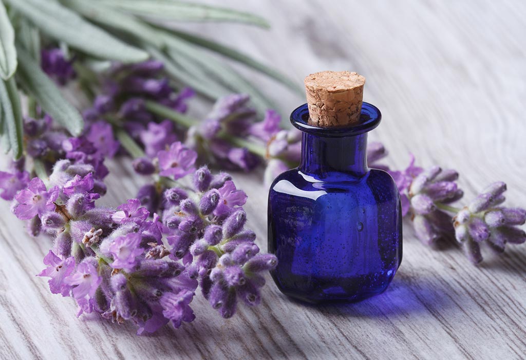 Botella de aceite esencial de lavanda