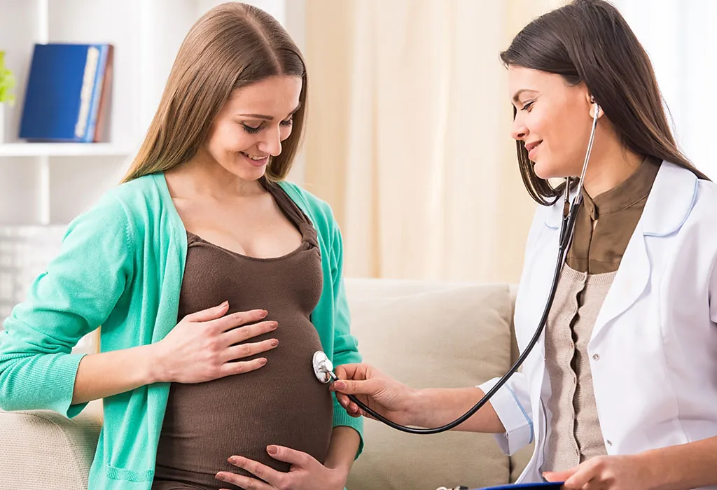 Doctor checking pregnant lady