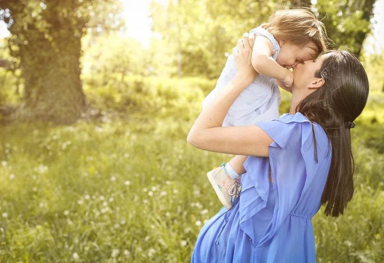 Lifting a Toddler While Pregnant - Risks and Safety Tips
