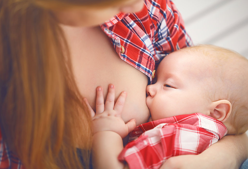 Baby comfort nursing at mother's breast's breast>