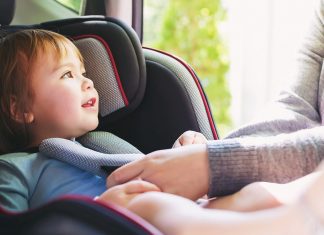किस उम्र में आपका बच्चा कार सीट में सामने की ओर चेहरा करके बैठ सकता है