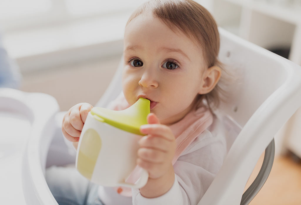 बच्चे को कप से दूध पीना कैसे सिखाएं