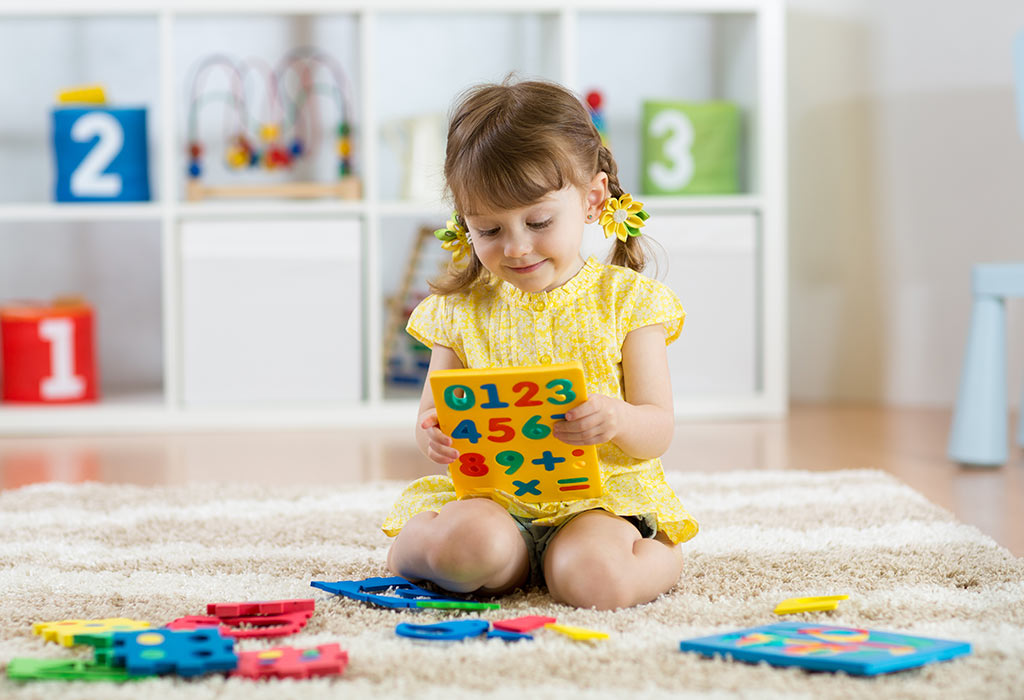 Kleines Mädchen spielt mit Zahlen