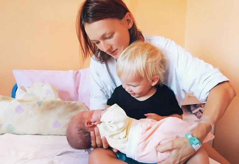 Introducing Your Toddler to the Baby - When and How