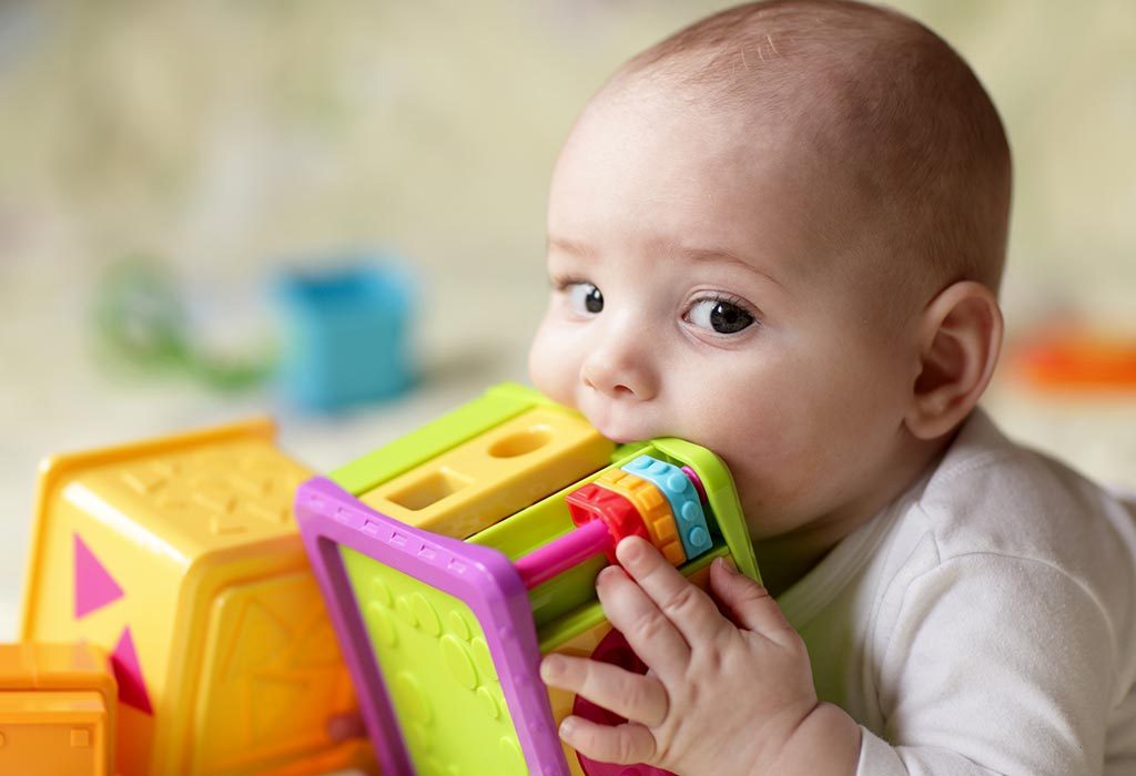 4 month old hands in mouth