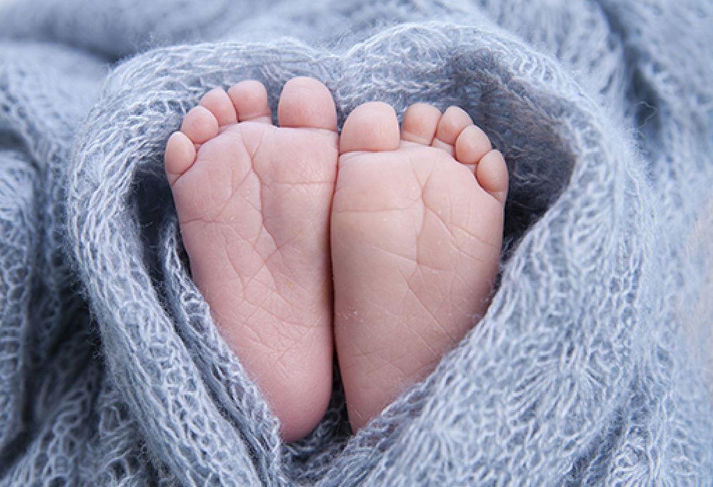 बेबी के छोटे छोटे पैरों की तस्वीर