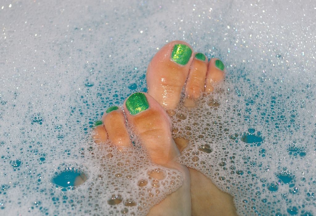 Get Beautiful Feet With Easy 9 – Step Home Pedicure