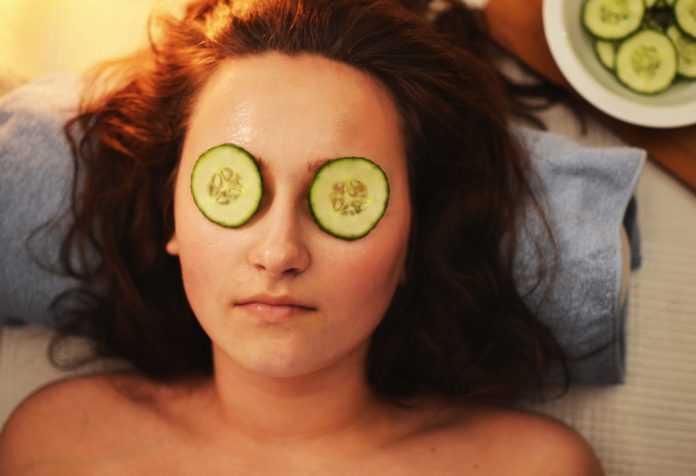 4 Super Easy Remedies to De-Puff your Eyes