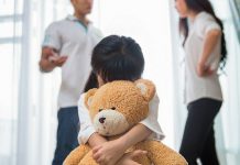 बच्चों के सामने माता-पिता के लड़ने के 10 गलत प्रभाव