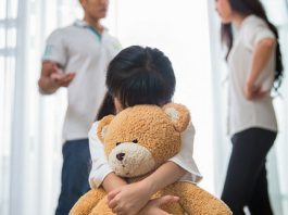 बच्चों के सामने माता-पिता के लड़ने के 10 गलत प्रभाव बच्चों के सामने माता-पिता के लड़ने के 10 गलत प्रभाव