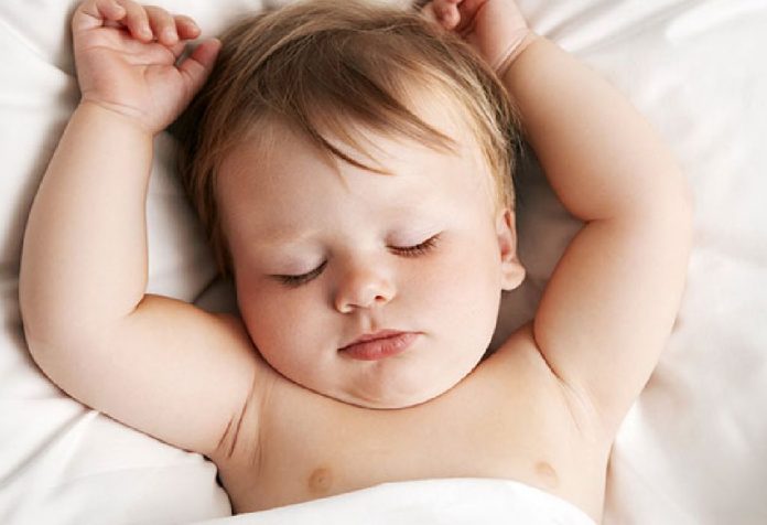 सोने की 12 गलत आदतें जो बेबी को नुकसान पहुंचा सकती हैं