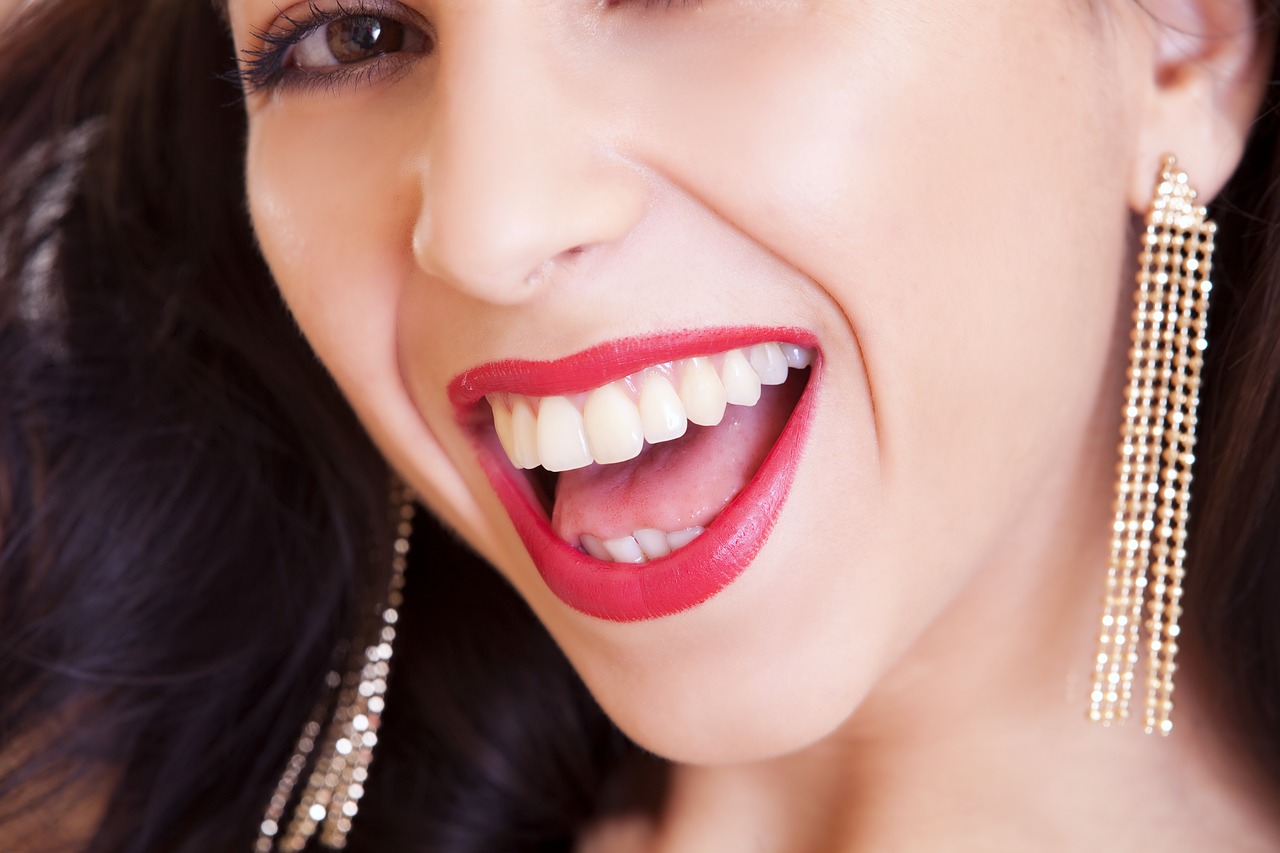 Whitening teeth with wood ash: