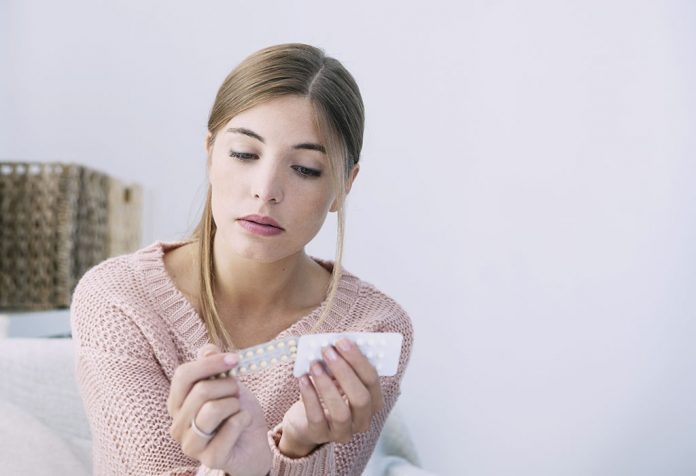 क्या गर्भनिरोधक गोलियां लेने के दौरान भूरे रंग का स्राव होना सामान्य है?