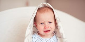 शिशु के रोने पर आँसू निकलना कब शुरू होता है?