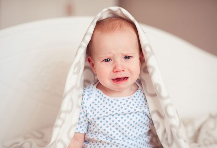 शिशु के रोने पर आँसू निकलना कब शुरू होता है?