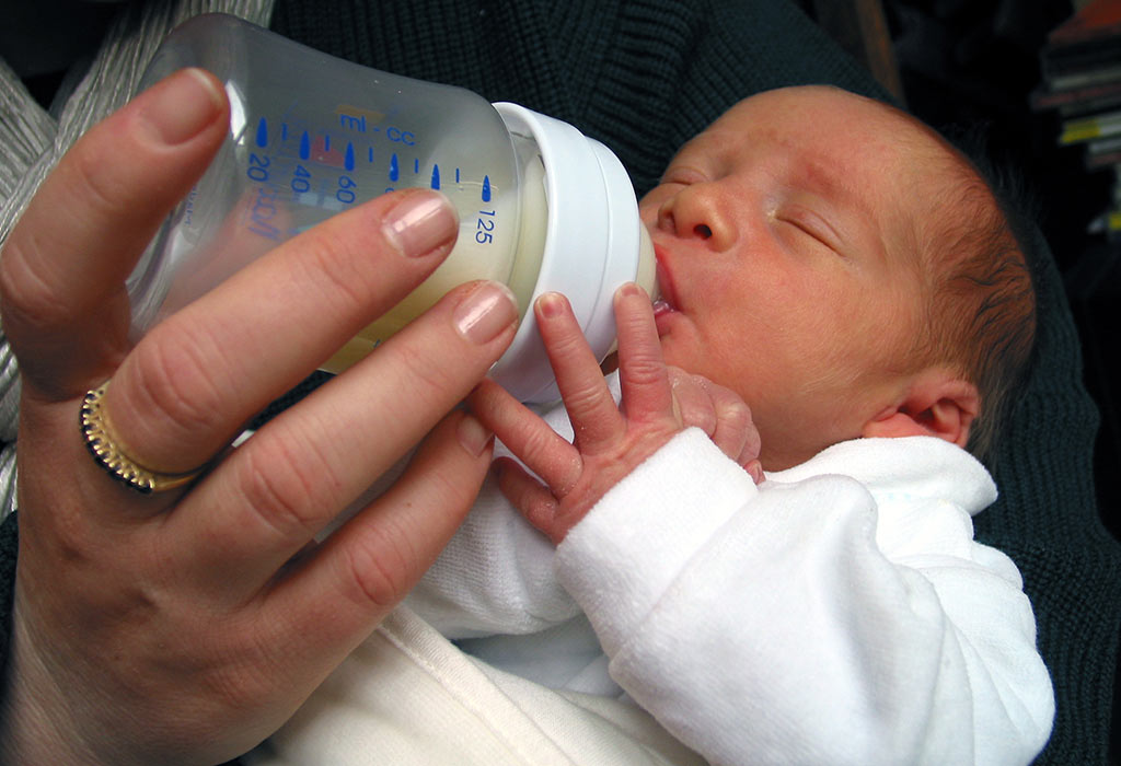 baby bottle feeding position