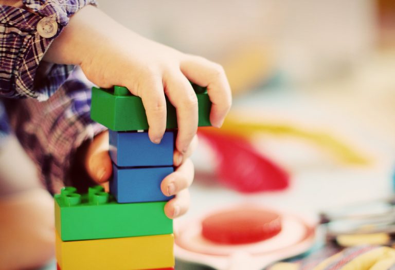 15 Simple Ways To Keep Your Child Busy and Happy on a Long Journey
