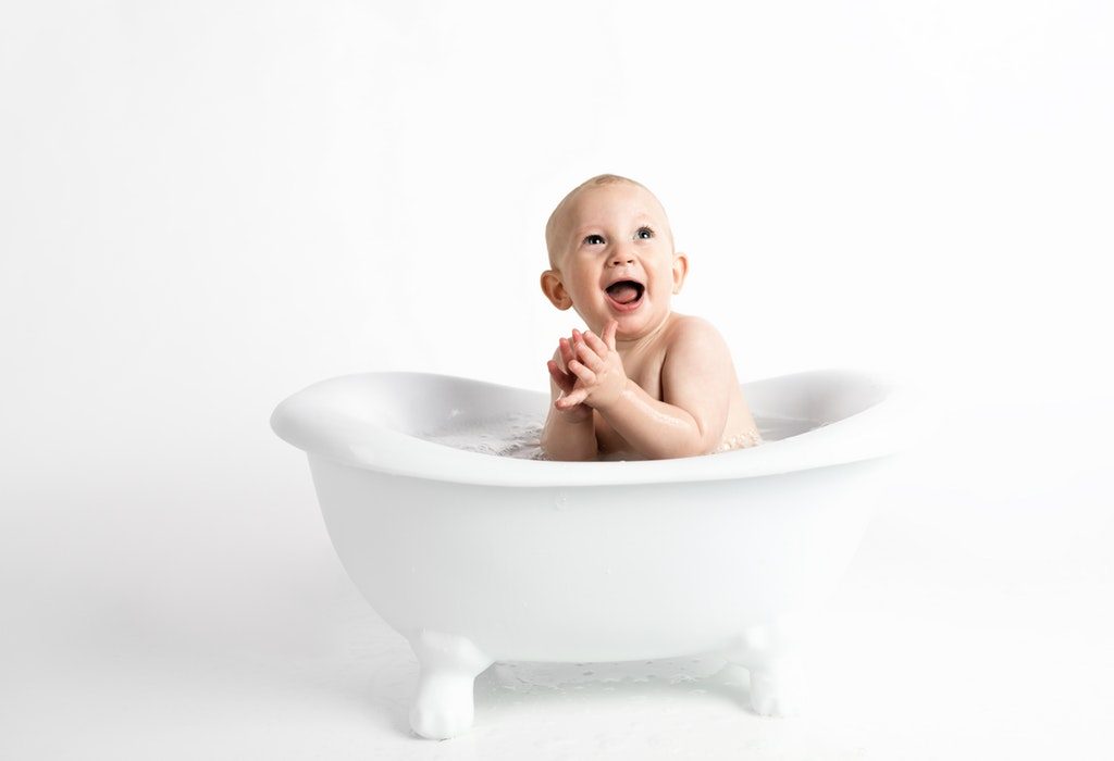 Sponge Bath vs. Tub Bath For Your Baby