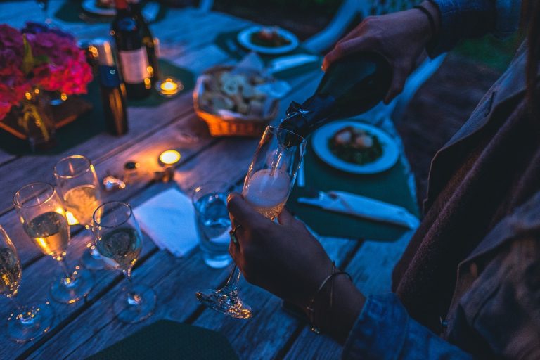 8 Healthy Drinking Tips to Survive the Party Season